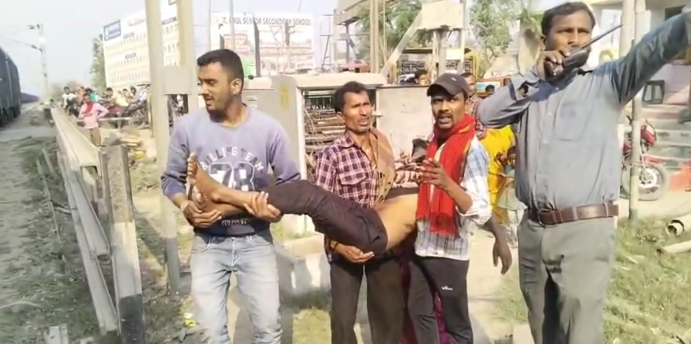 समस्तीपुर में ट्रेन रोककर गंभीर मरीज को पार करवाया रेलवे ट्रैक