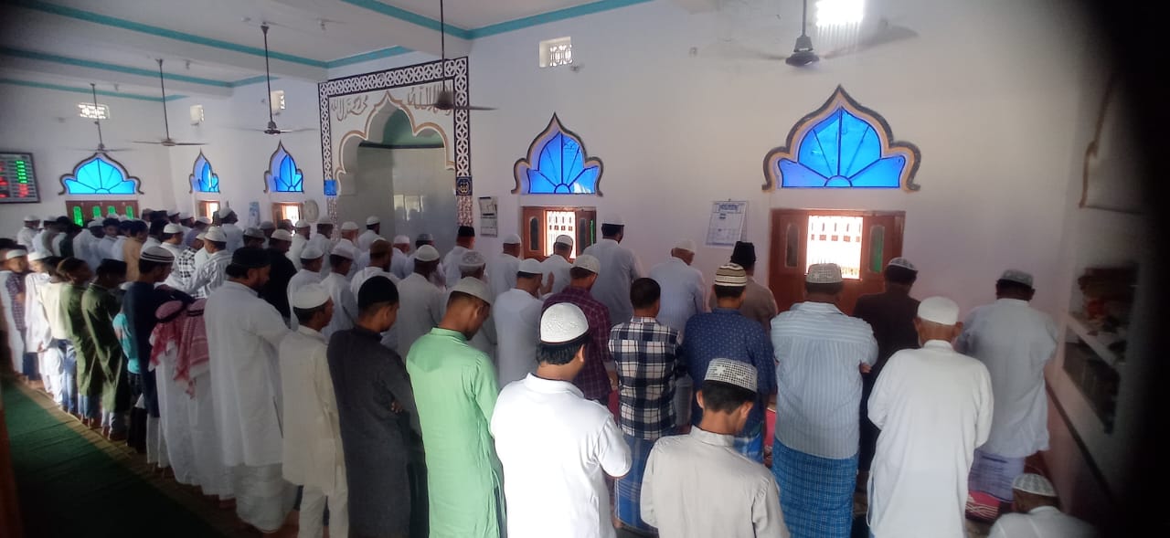 मुस्लिम समुदाय ने काली पट्टी बांधकर अदा की अलविदा नमाज