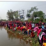 संतोषी पूजा के शुभ अवसर पर निकाली गई भव्य कलश शोभा यात्रा
