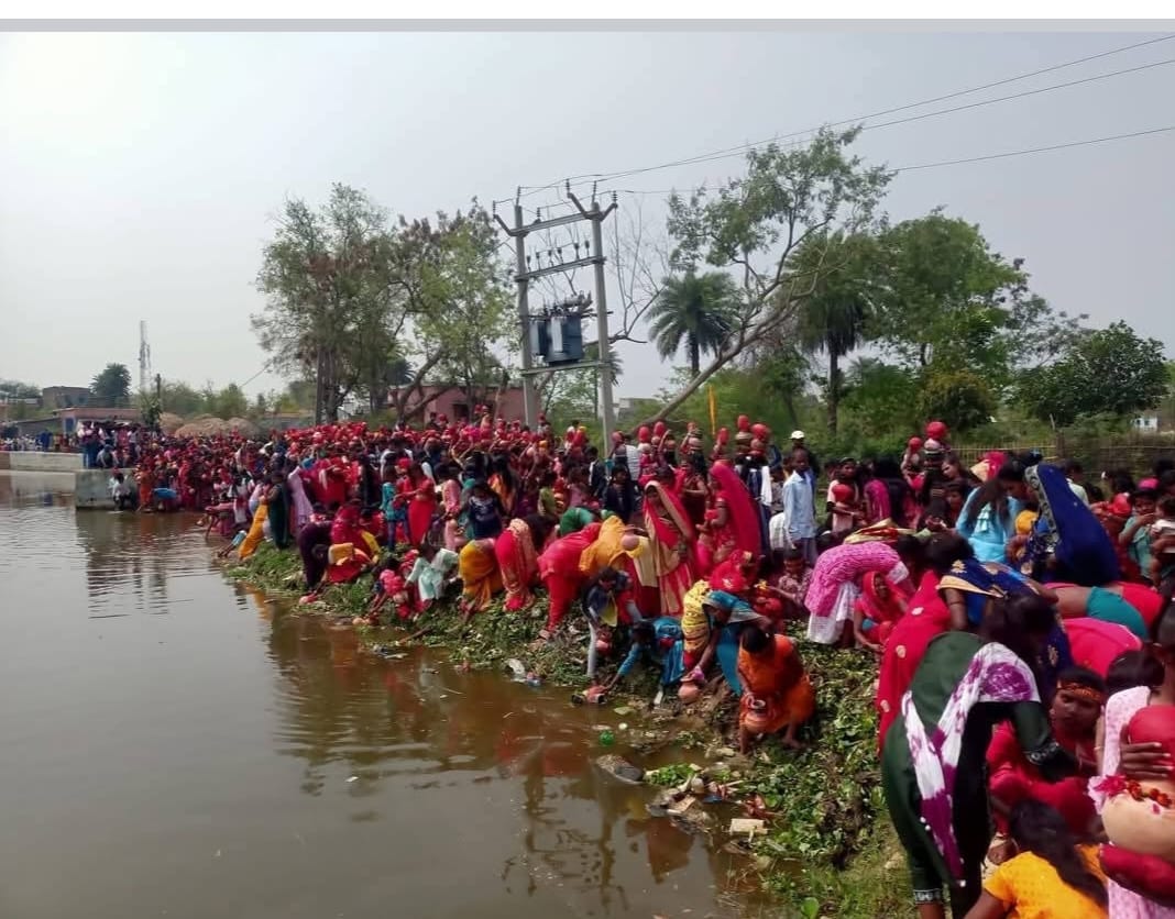 संतोषी पूजा के शुभ अवसर पर निकाली गई भव्य कलश शोभा यात्रा