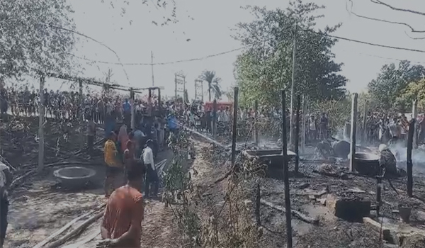 भागीरथपुर गांव के पास भीषण आग लगने से करीब एक दर्जन घर जलकर राख