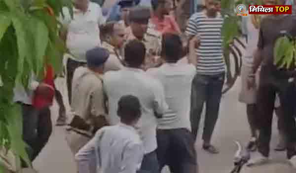 सड़क जाम हटाने पहुंची परवलपुर पुलिस टीम पर उपद्रवियों ने किया हमला