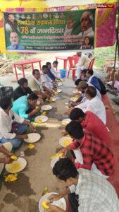 केक काटकर लालू प्रसाद का जन्मदिन मनाया गया.
