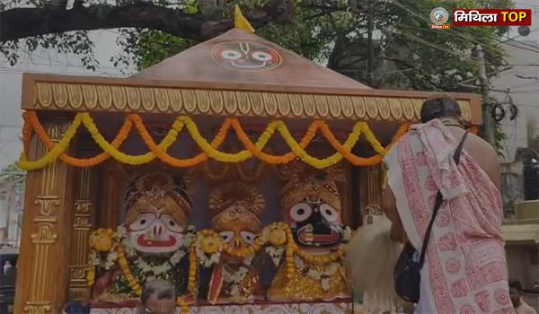 चिरकुंडा थाना परिसर से निकाली गई भव्य रथयात्रा, हजारों लोग हुए शामिल