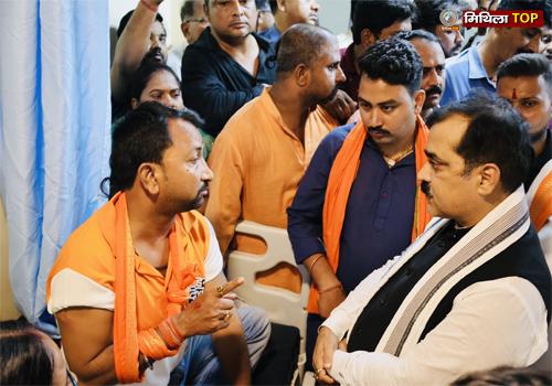 दरभंगा में घायल बीजेपी कार्यकर्ताओं से मिलने पहुंचे मंत्री जीवेश कुमार