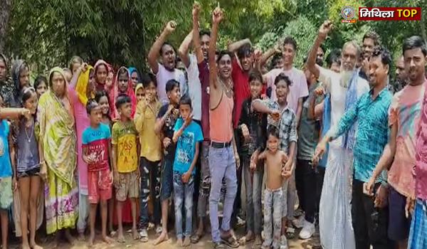 पालाजोरी प्रखंड में सड़क निर्माण की मांग को लेकर ग्रामीणों का प्रदर्शन