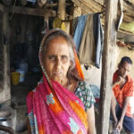 प्रधानमंत्री व अबुआ आवास योजना से वंचित महिला, झोपड़ी में कट रही जिंदगी