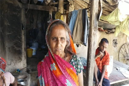 प्रधानमंत्री व अबुआ आवास योजना से वंचित महिला, झोपड़ी में कट रही जिंदगी