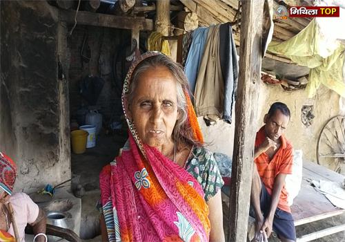 प्रधानमंत्री व अबुआ आवास योजना से वंचित महिला, झोपड़ी में कट रही जिंदगी