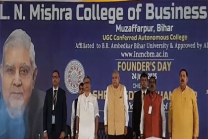 मुजफ्फरपुर पहुंचे उपराष्ट्रपति, मंच से की बिहार की तारीफ