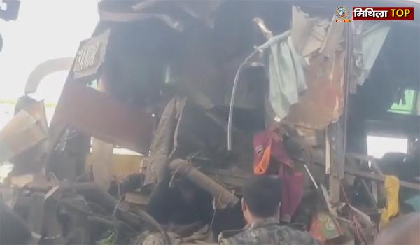 सुपौल में तेज रफ्तार बस ने खड़े ट्रक में मारी टक्कर