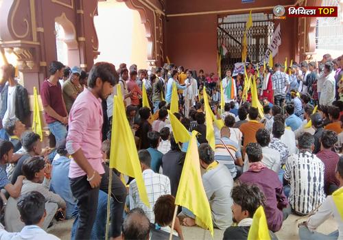 15 सूत्री मांगों को लेकर हजारों छात्र एलएनएमयू परिसर में जुटे