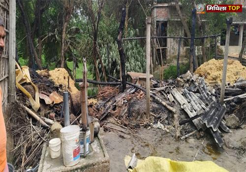 घनश्यामपुर प्रखंड के देथुआ गांव में भीषण अगलगी, घर पूरी तरह जलकर राख