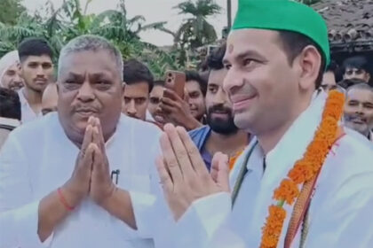 तेज प्रताप यादव के गाड़ी से हटा हरा झंडा, नए अंदाज में महुआ पहुंचे तेजप्रताप