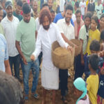 देवेन्द्र नाथ महतो ने हल चलाकर अवैध भूमि को कराया मुक्त