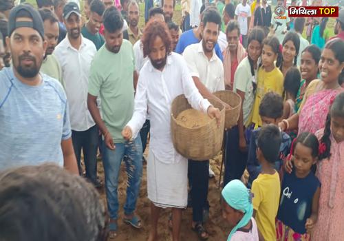 देवेन्द्र नाथ महतो ने हल चलाकर अवैध भूमि को कराया मुक्त