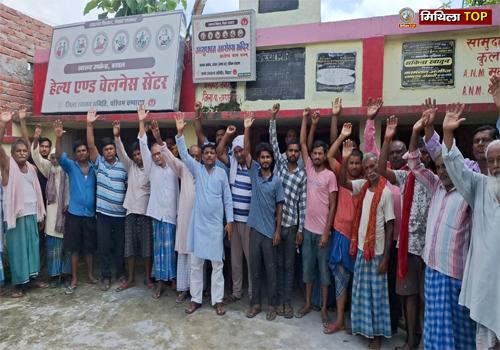 बगहा में ग्रामीणों का प्रदर्शन, बिजली विभाग के खिलाफ की नारेबाजी