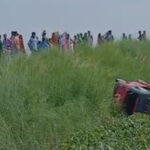 मुजफ्फरपुर के केरमा में स्कूली वैन अनियंत्रित होकर नदी में पलटी