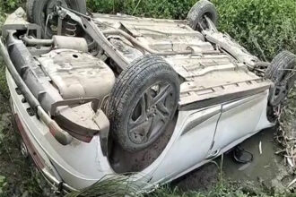 मुजफ्फरपुर में कावड़ियों से भरी कार दुर्घटनाग्रस्त, सड़क किनारे बैठे बुजुर्ग की मौत