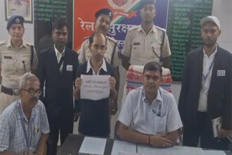 मुजफ्फरपुर स्टेशन से यात्रियों से अवैध वसूली करने वाला फर्जी टीटीई गिरफ्तार