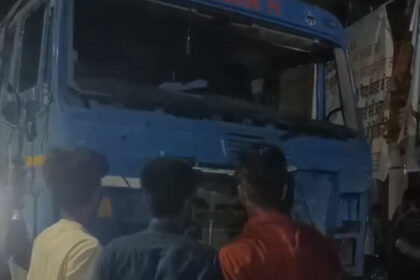 रात के अंधेरे में अनियंत्रित ट्रक ने मचाया आतंक, कई लोग घायल