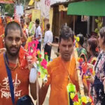स्कूल के बच्चों ने बड़े उत्साह से कांवरियों के बीच निःशुल्क फल एवं शर्बत का वितरण किया