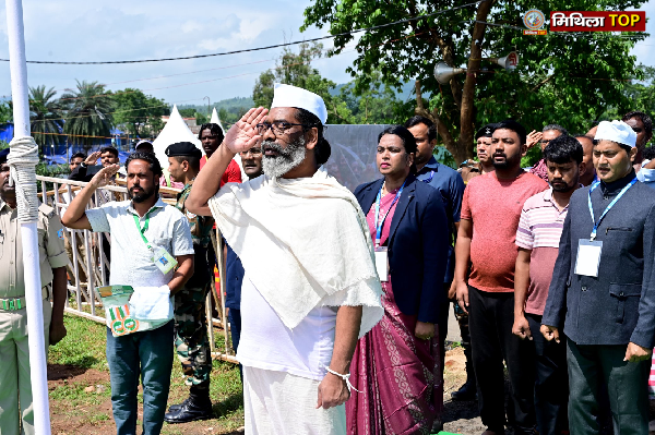 Independence Day: झारखंड के सीएम हेमंत सोरेन ने अपने पैतृक गांव नेमरा में झंडा फहराया