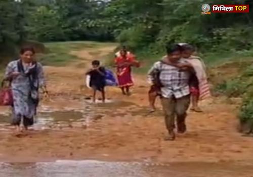 गुमला में लचर स्वास्थ्य व्यवस्था, गर्भवती महिला को पीठ पर लादकर पहुंचाया अस्पताल
