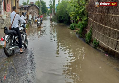 मिल्की गांव की मुख्य सड़क पर जलजमाव व गड्ढे से ग्रामीण परेशान