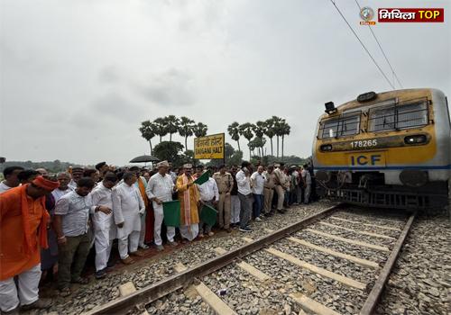 सांसद डॉ गोपाल जी ठाकुर ने किया बैगनी हॉल्ट का लोकार्पण