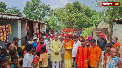 Darbhanga News: अलीनगर विधानसभा के इजरहाट गांव में धूमधाम से निकली दुर्गा पूजा शोभायात्रा