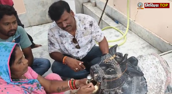 Jharkhand News: चौपारण में चमत्कार,नंदी महाराज ने भक्तों से ग्रहण किया दूध और गंगाजल, उमड़े श्रद्धालु