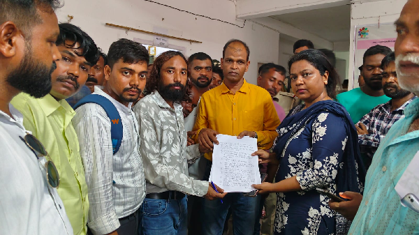 Jharkhand News: राहे प्रखंड कार्यालय में बिचौलियों का दबदबा, JLKM का प्रदर्शन तेज
