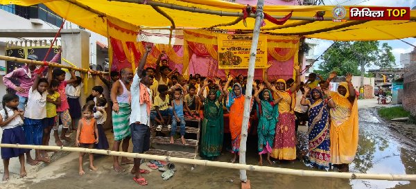 Darbhanga News: डरहार गांव में जलजमाव की समस्या को लेकर ग्रामीणों का अनिश्चितकालीन धरना शुरू