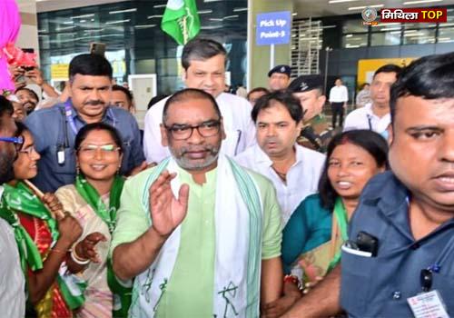 सीएम हेमंत सोरेन पहुंचे पटना, वोटर अधिकार यात्रा में होंगे शामिल