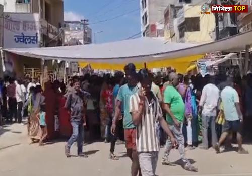 स्थानीय लोगों ने मृत व्यवसायी के शव को लेकर सड़क किया जाम