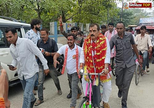Darbhanga News: बीजेपी प्रत्याशी जीवेश मिश्रा साइकिल से पहुंचे नामांकन करने