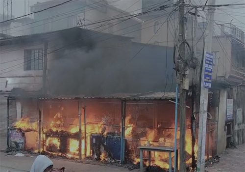 धनबाद के गोविंदपुर लोअर मार्केट के पास लगी आग, फल विक्रेता की दुकान जलकर राख