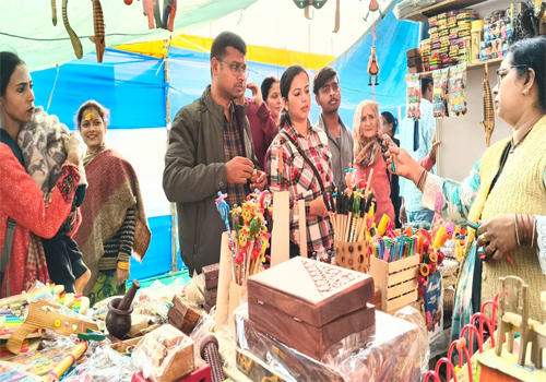 Bihar Saras Mela 2025: पटना के गांधी मैदान में सरस मेला की धूम, 4 दिनों में 3.84 करोड़ का कारोबार