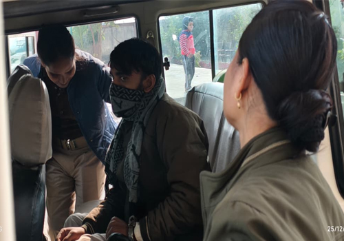 अलीनगर में वाहन चेकिंग के दौरान देशी शराब के साथ युवक गिरफ्तार