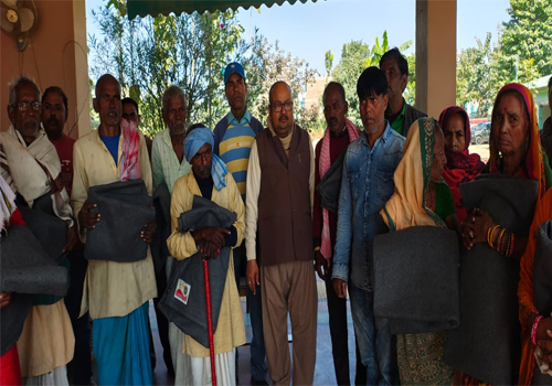 कड़ाके की ठंड में बद्री कुमार पूर्वे राजू बने गरीबों का सहारा, कंबल बांटकर दी राहत