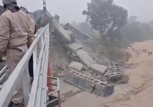 जमुई में बड़ा रेल हादसा, मालगाड़ी पटरी से उतरी, तीन डिब्बे नदी में गिरे