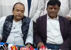 धनबाद सदर अस्पताल पहुंचे स्वास्थ्य मंत्री, OPD में बैठकर किया मरीजों का इलाज