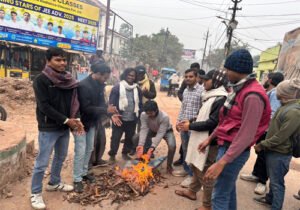 मैथिली साहित्य अकादमी बंद होने पर दरभंगा में उग्र प्रदर्शन