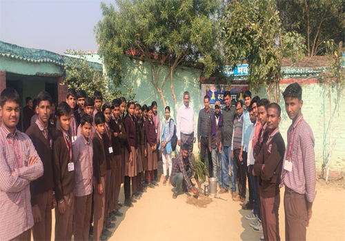 विश्व पर्यावरण दिवस पर अनोखी पहल, बेटे के पहले जन्मदिन पर शिक्षक ने लगाया पौधा