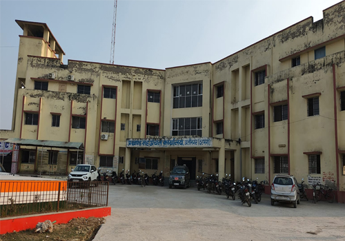 अलीनगर के पकड़ी प्राइमरी स्कूल का औचक निरीक्षण, व्यवस्था पर उठे सवाल