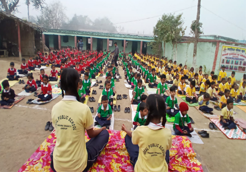 आइडियल पब्लिक स्कूल, पकड़ी में बच्चों के साथ योग कार्यक्रम का आयोजन