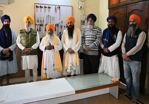 हस्तलिखित गुरु ग्रंथ साहिब के संरक्षण के लिए पटना साहिब में विशेष सेवा