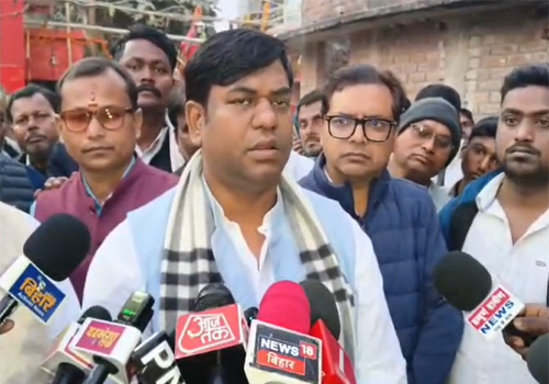 दरभंगा घटना पर पीड़ित परिवार से मिले मुकेश सहनी, कहा बेटियां सुरक्षित नहीं