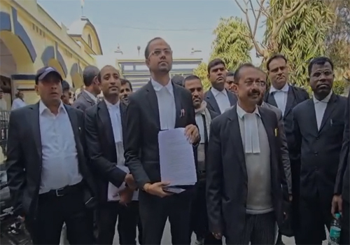 दरभंगा में वकील से कथित बदसलूकी पर विवाद, DM से मिलकर कार्रवाई की मांग